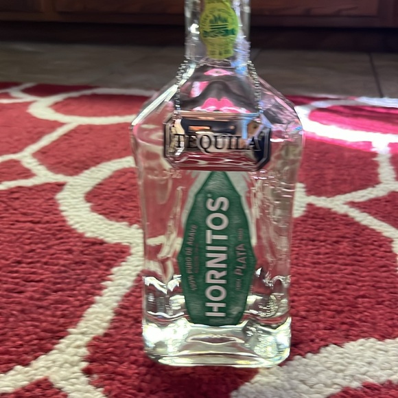 A 6 piece set of silver coated metal, liquor tags with matching chains. New! - Picture 4 of 5